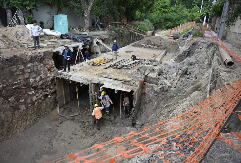 Trabajos sobre Soldado Desconocido y Juan XXIII. A la derecha, vivienda está sufriendo la erosión de sus cimientos.