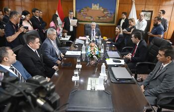 Jorge Brítez (c) y Mónica Recalde (d) acordaron unif fuerzas, junto con los demás miembros del Consejo de IPS.