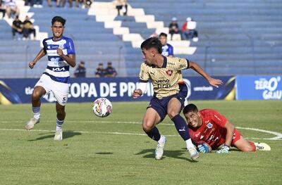 Gabriel Aguayo deja fuera de acción a Carlos Servín y va camino al gol. Su remate dio en el palo. La maniobra fue anulada por posición adelantada.