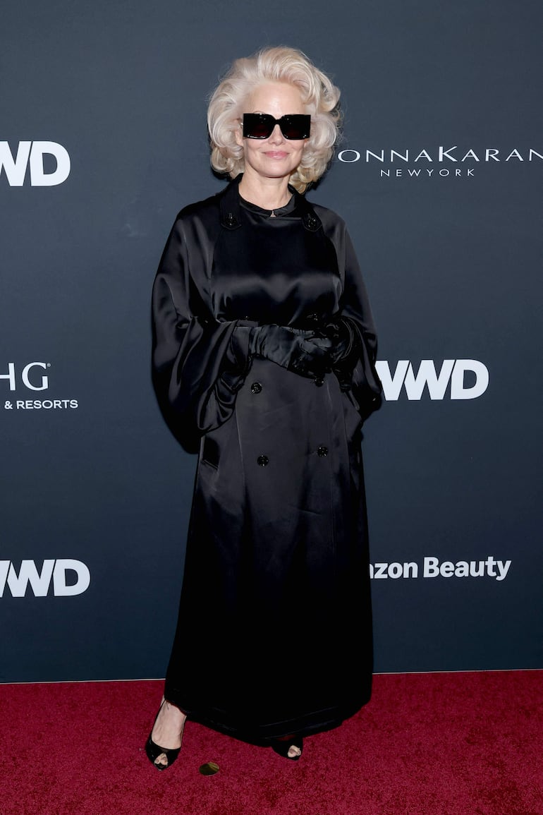 Pamela Anderson optó por un look "Total Black" y deslumbró a su paso por la red carpet de los Women's Wear Daily 2026. (Amy Sussman/Getty Images/AFP)
