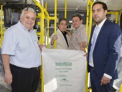 Agustín Encina (de traje) durante su tiempo en el Viceministerio de Transporte. 