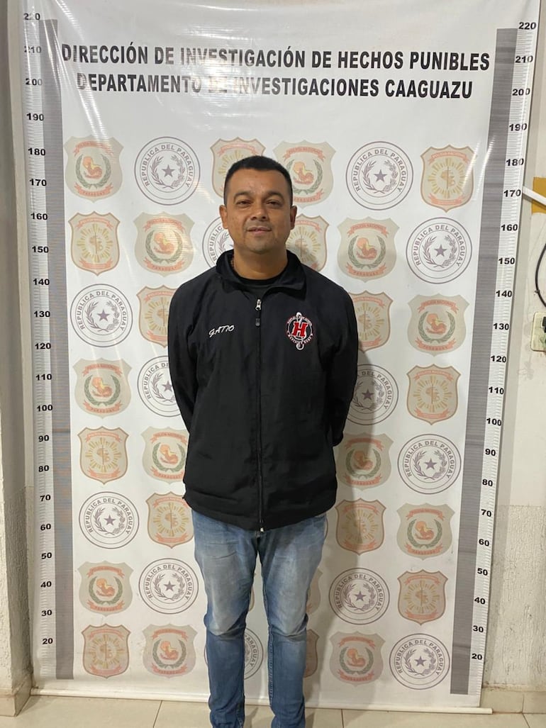 Policías contratan a músico para luego detenerlo