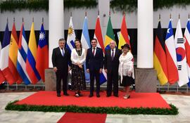 (De izquierda a derecha) El Ministro de Relaciones Exteriores de Uruguay, Omar Paganini, la Ministra de Relaciones Exteriores de Argentina, Diana Mondino, el Ministro de Relaciones Exteriores de Paraguay, Rubén Ramírez, el Ministro de Relaciones Exteriores de Brasil, Mauro Vieira, y la Ministra de Relaciones Exteriores de Bolivia, Celinda Sosa, posan para la fotografía oficial durante la Reunión de Ministros de Relaciones Exteriores del Mercosur en Asunción, el 24 de enero. 2024. (Foto de NORBERTO DUARTE/AFP)