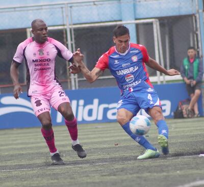 Despeje de Manuel Romero Galeano (32 años), futbolista paraguayo del Xelajú de Guatemala.