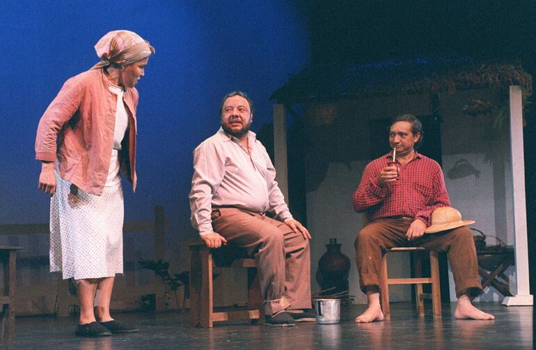 Arck Zena (centro) durante la obra "El fin de Chipi González", junto a su compañía Teatro Selecto.