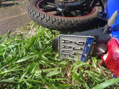 La motocicleta de la víctima quedó al costado de la avenida luego de la colisión.