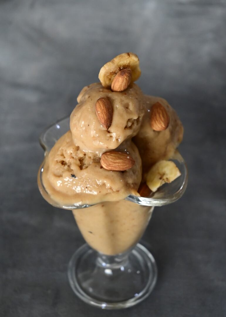 Helado de banana y almendras.