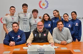 Delegación paraguaya para la América Pádel Cup 2026, donde los guaraníes enfrentarán a los aztecas, en Puebla, México.