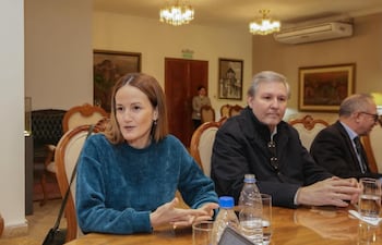 Soledad Núñez y Rafael Filizzola con autoridades del TSJE.
