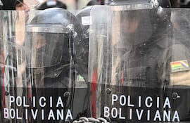 Policías custodian las manifestaciones en Bolivia organizadas contra la política económica de Rodrigo Paz, en la capital La Paz.