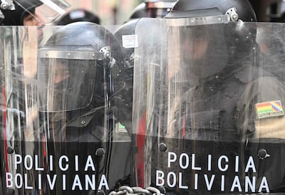 Policías custodian las manifestaciones en Bolivia organizadas contra la política económica de Rodrigo Paz, en la capital La Paz.