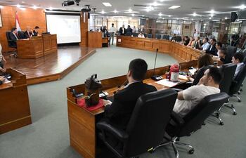 La Junta Municipal de Asunción aprobó el miércoles un pedido de informes al intendente, Luis Bello (ANR-HC) respecto de los contratos que hiciera el exintendente Óscar "Nenecho" Rodríguez con el Taller RC e Crispín Rufinelli para el mantenimiento de móviles municipales.