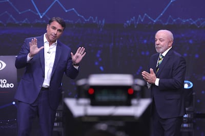 El presidente de Brasil y candidato a la reelección, Luiz Inácio Lula da Silva (d), y el opositor Flávio Bolsonaro, participan en el primer debate de cara a la segunda vuelta de las elecciones presidenciales, este domingo en la sede de Rede Bandeirantes en Sao Paulo (Brasil).