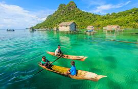 Niños gitanos del mar de Borneo en canoas en la isla Bodgaya, en el parque marino Tun Sakaran, Sabah, Borneo, Malasia.