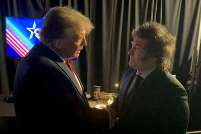 El expresidente estadounidense Donald Trump (a la izquierda) y el presidente argentino Javier Milei durante un encuentro en Maryland el pasado 24 de febrero.