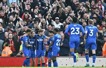 Alex Scott del Bournemouth celebra su gol con sus compañeros durante el partido de la Premier League inglesa entre el Arsenal FC y el AFC Bournemouth, en Londres, Gran Bretaña.