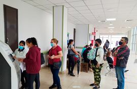 Los asegurados retiran un número para solicitar sus medicamentos en el IPS Ingavi.