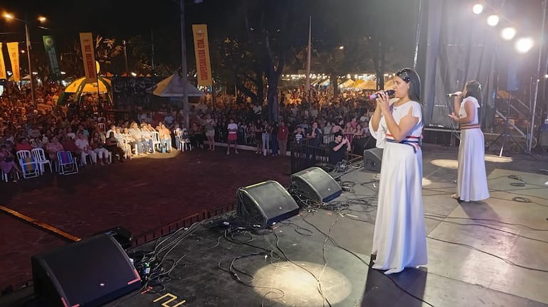 Grupo Ymaguareicha deleitando con sus músicasal público presente en la primera noche del Festival Internacional del Batiburrillo, Siriki y Chorizo Sanjuanino.