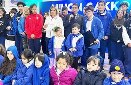 La atleta del Team Paraguay, Gabriela Narváez, rodeada de la familia Nihon Gakko en el merecido homenaje.