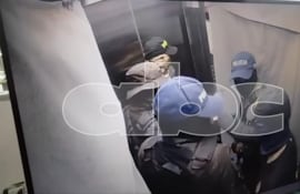 Imágenes de circuito cerrado muestran cómo una banda de criminales, con uniforme policial, ingresó a un edificio sobre la avenida Boggiani para un millonario asalto.