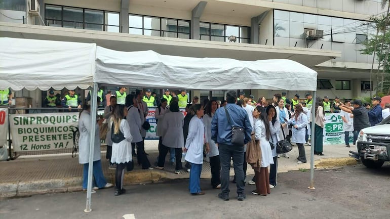 Bioquímicos y farmacéuticos del IPS se movilizan