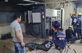 Trabajadores realizando tareas en el Hospital Central para el restablecimiento de la energía eléctrica, tras el apagón del miércoles pasado.