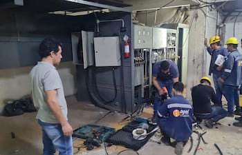 Hospital Central del IPS: técnicos realizaron reparaciones tras el principio de incendio del miércoles.