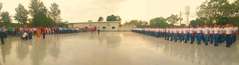 Familiares de los aspirantes y autoridades departamentales y policiales participaron del acto de bienvenida realizado en el Colegio de Polic&iacute;a.