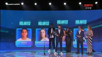 Mathías Villasanti, futbolista de Gremio de Porto Alegre, recibe el Balón de Plata.