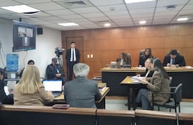 El brasileño condenado en su país, Marcus Vinicius Espindola, declara por vía telemática en el marco del juicio a Arnaldo Giuzzio. Frente al Tribunal de Sentencia, están sentadas la intérprete y la fiscala Verónica Valdéz.