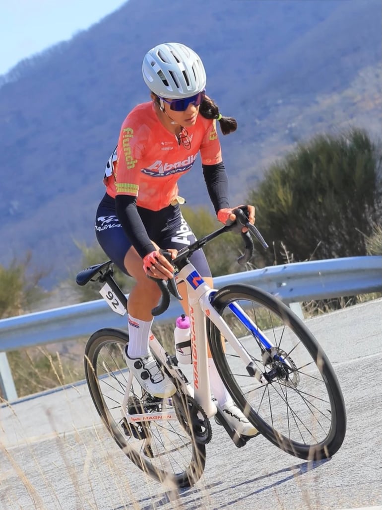 La paraguaya Agua Marina Espínola volvió a dejar en alto al país en el ciclismo internacional.
