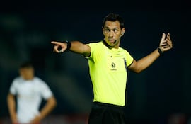 El árbitro argentino Facundo Tello realiza un gesto durante el partido de ida de los octavos de final de la Copa Libertadores entre el Cerro Porteño de Paraguay y el Fluminense de Brasil, en el Estadio General Pablo Rojas en Asunción.