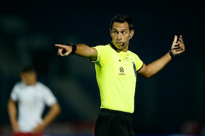 El árbitro argentino Facundo Tello realiza un gesto durante el partido de ida de los octavos de final de la Copa Libertadores entre el Cerro Porteño de Paraguay y el Fluminense de Brasil, en el Estadio General Pablo Rojas en Asunción.