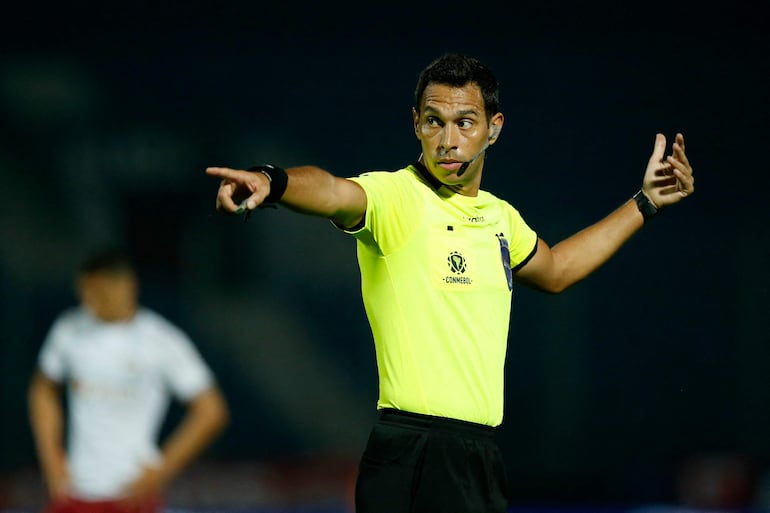 El árbitro argentino Facundo Tello realiza un gesto durante el partido de ida de los octavos de final de la Copa Libertadores entre el Cerro Porteño de Paraguay y el Fluminense de Brasil, en el Estadio General Pablo Rojas en Asunción.