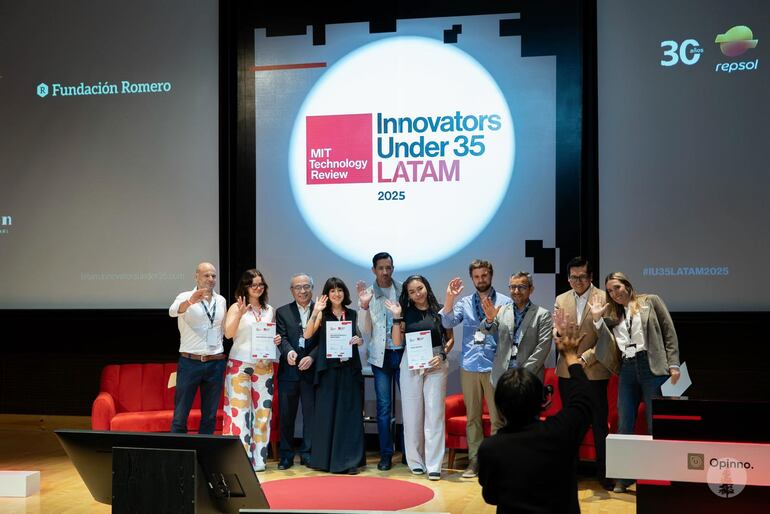 Maureen Montanía y otros jóvenes destacados en el Innovators Under 35 Latam.