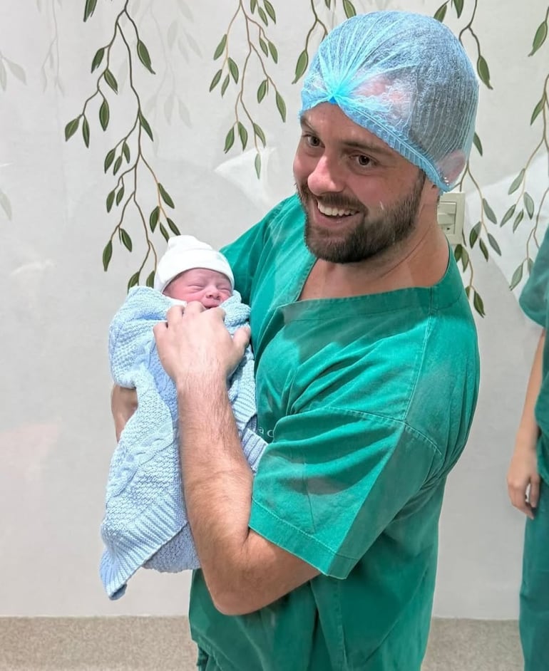 Tomás en brazos de su papá Sebastián Bedoya. (Captura de la historia de Instagram de Jaz Galeano)