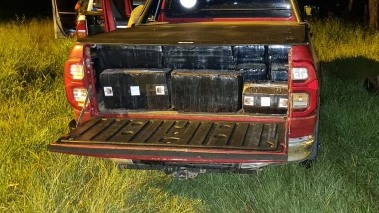 Una de las camionetas incautadas, repleta de paquetes con marihuana prensada.