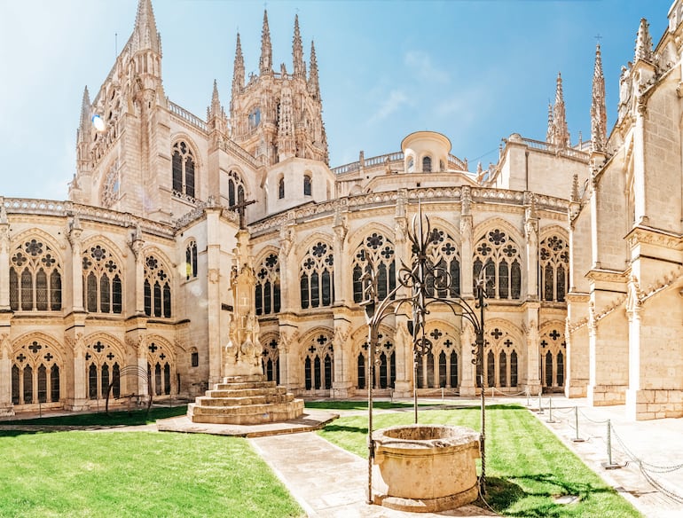 Patio del claustro de la Catedral de Burgos, España.