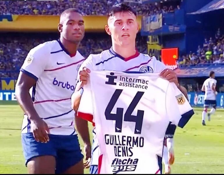Tras su gol, Adam Bareiro exhibió la camiseta en homenaje a Guillermo Denis Beltrán (24), colombiano con pasado en el fútbol paraguayo, fallecido tras desplomarse en la práctica de Real Santa Cruz, Bolivia.