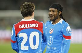 SEVILLA, 05/02/2026.- El delantero del Atlético Ademola Lookman (d) celebra con Giuliano Simeone tras marcar el tercer gol ante el Betis, durante el partido de cuartos de final de la Copa del Rey que Real Betis y Atlético de Madrid disputan este jueves en el estadio de La Cartuja, en Sevilla. EFE/Jose Manuel Vidal
