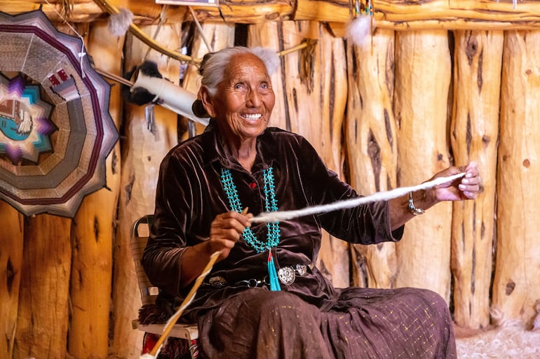 Una anciana navajo en la reserva de la nación navajo en Monument Valley, Arizona, EE.UU.
