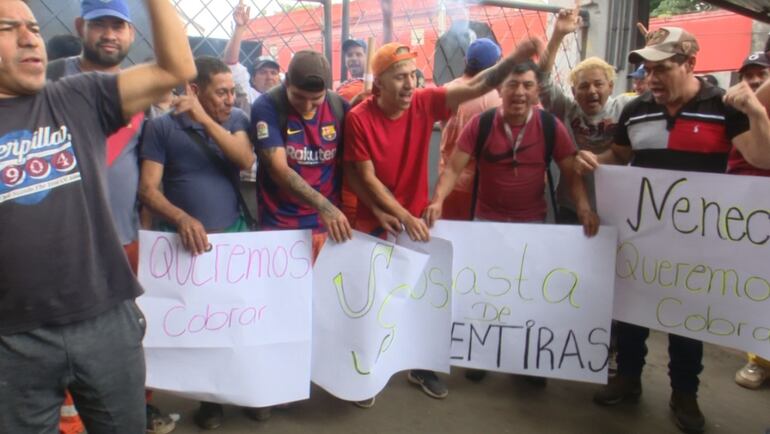 Con carteles exigiendo el cese de las mentiras, funcionarios municipales exigieron a Nenecho el pago de sus salarios.