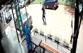 Uno de los asaltantes ingresa al local de la farmacia para perpetrar el robo.