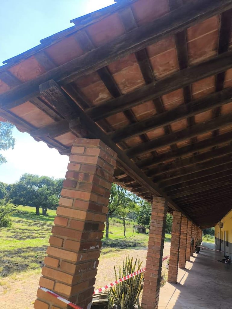 Padres de familia reclaman al Ministerio de Educación la reparación urgente del techo de dos aulas en riesgo de derrumbe en una escuela de Carapeguá.