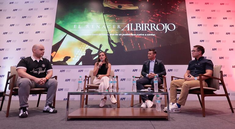 Armando Aquino, Silvia Caballero, Justo Villar y Ricardo Arias durante la presentación del documental "El renacer Albirrojo".
