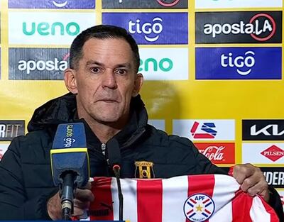 Víctor Eduardo Ceferino Bernay (55 años), director técnico de Guaraní.