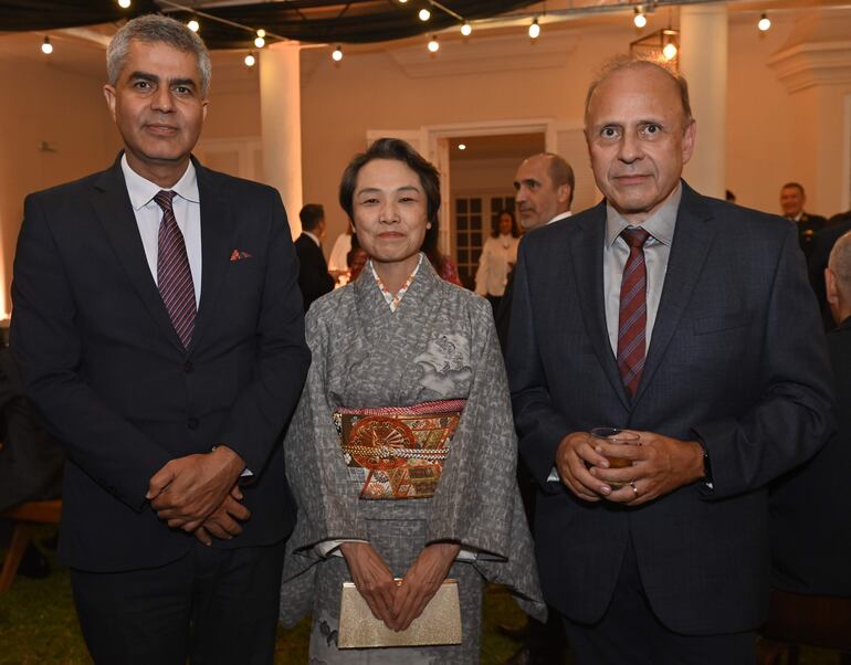 El embajador de la India Yogeshwar Sangwan, la embajadora de Japón Joshie Nakatani y Eduardo Valdivia.