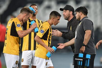 El argentino Juan Pablo Pumpido (d), entrenador de Guaraní, conversa con os jugadores durante el partido con Botafogo por los octavos de final de la Copa Sudamericana en el estadio Olímpico Nilton Santos, en Rio de Janeiro, Brasil.