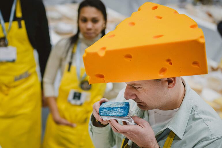 Kuba Maziarczyk, miembro del super jurado y productor de queso polaco, huele un trozo de queso durante la 37ª edición de los World Cheese Awards, organizados por el Guild of Fine Food, en Berna, el 13 de noviembre de 2025.