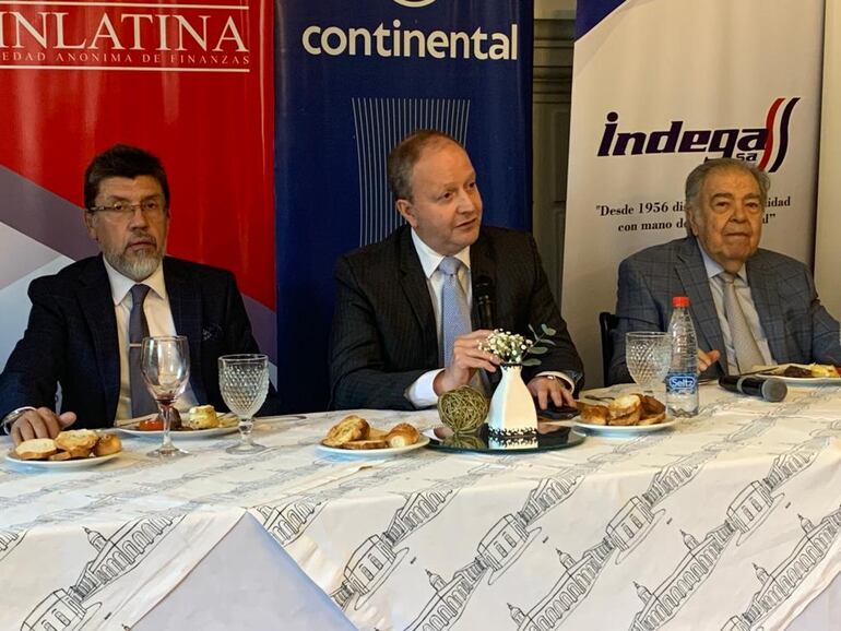 El ministro de Economía, Carlos Fernández Valdovinos (centro), durante la reunión que mantuvo con socios de Cerneco.